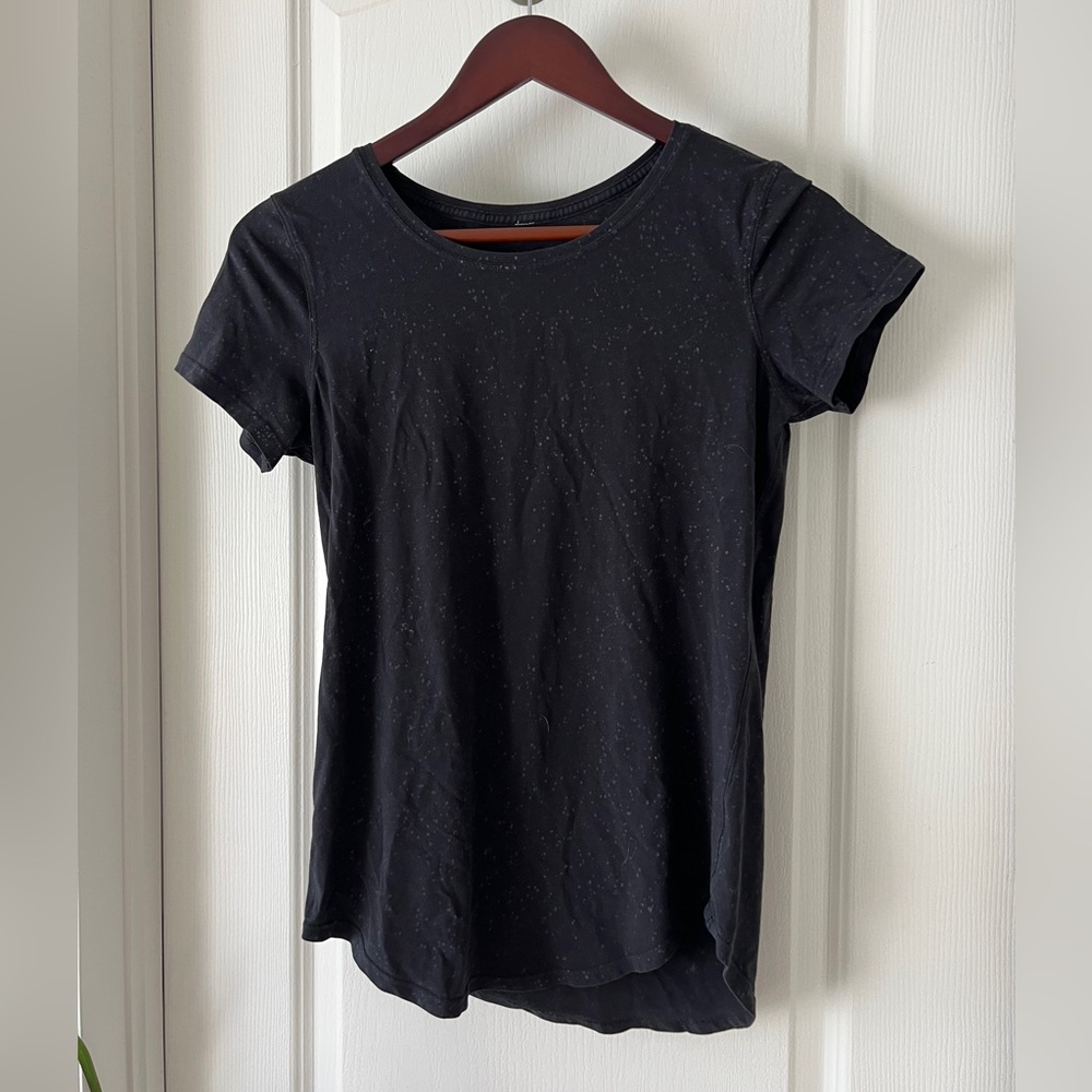 Black lululemon t-shirt